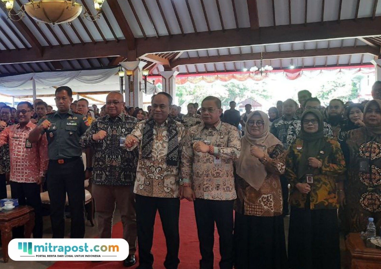 Foto: Menteri Koperasi dan UKM RI, Budi Arie Setiadi saat foto bersama Bupati Pati Sudewo dan yang lainnya (Mitrapost.com/ Kafi)