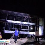 Foto : Anggota Damkar Pos 2 Kecamatan Kayen tengah memadamkan api di kandang ayam broiler Kecamatan Sukolilo Pati, Kamis (03/07/2025) (Dok. Damkar Pos 2 Kayen Pati)