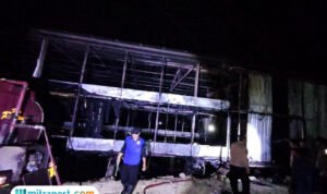 Foto : Anggota Damkar Pos 2 Kecamatan Kayen tengah memadamkan api di kandang ayam broiler Kecamatan Sukolilo Pati, Kamis (03/07/2025) (Dok. Damkar Pos 2 Kayen Pati)