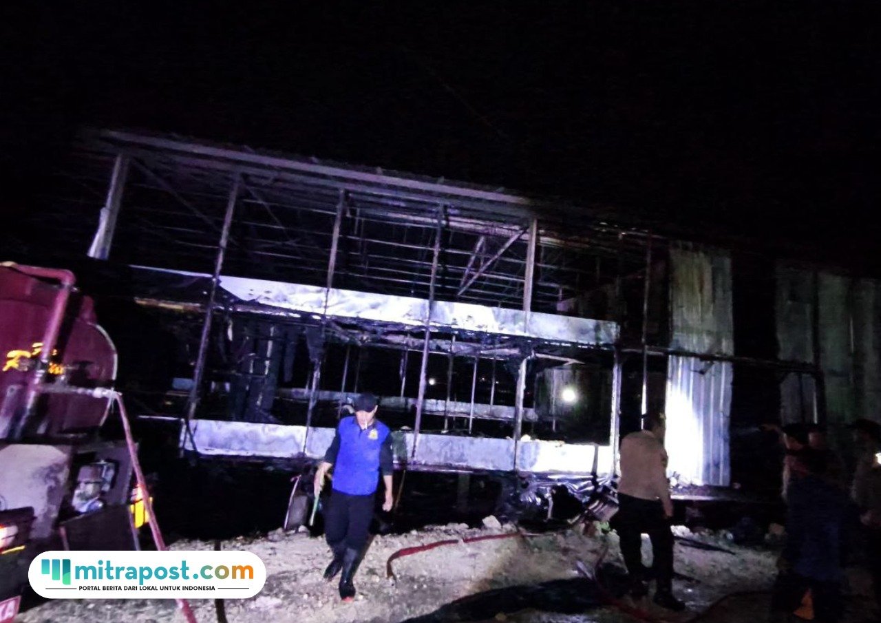 Foto : Anggota Damkar Pos 2 Kecamatan Kayen tengah memadamkan api di kandang ayam broiler Kecamatan Sukolilo Pati, Kamis (03/07/2025) (Dok. Damkar Pos 2 Kayen Pati)