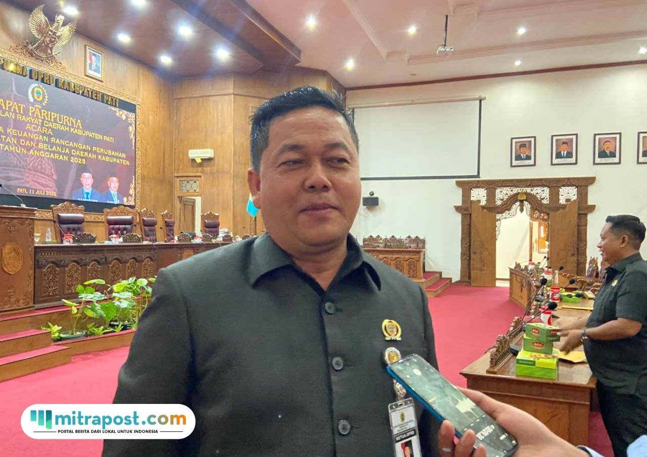 Foto: Ketua DPRD Kabupaten Pati, Ali Badrudin saat diwawancara oleh awak media usai Rapat Paripurna (Mitrapost.com/ Kafi)