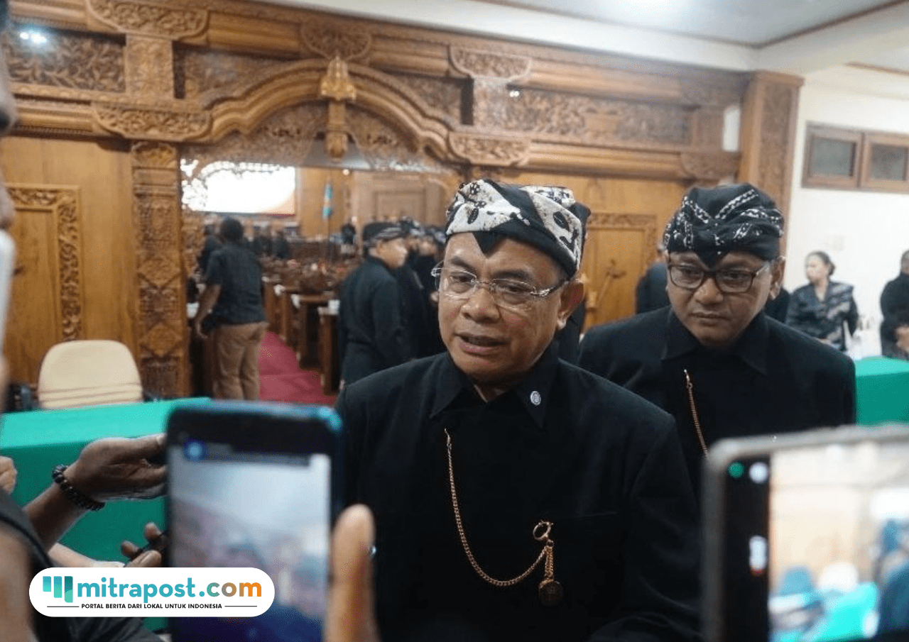 Foto: Bupati Pati Sudewo saat diwawancara oleh awak media usai menghadiri Rapat Paripurna dalam rangka memperingati Hari Jadi Kabupaten Pati ke-702 pada Rabu malam, 6 Agustus 2025 (Mitrapost.com/ Humas Pati)