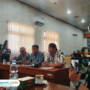 Foto : Kepala Desa di Pati tengah dimintai keterangan di rapat Pansus Hak Angket Pemakzulan Bupati Pati oleh DPRD Kabupaten Pati, Kamis (28/08/2025). (Sumber. Mitrapost.com/ Ilham)