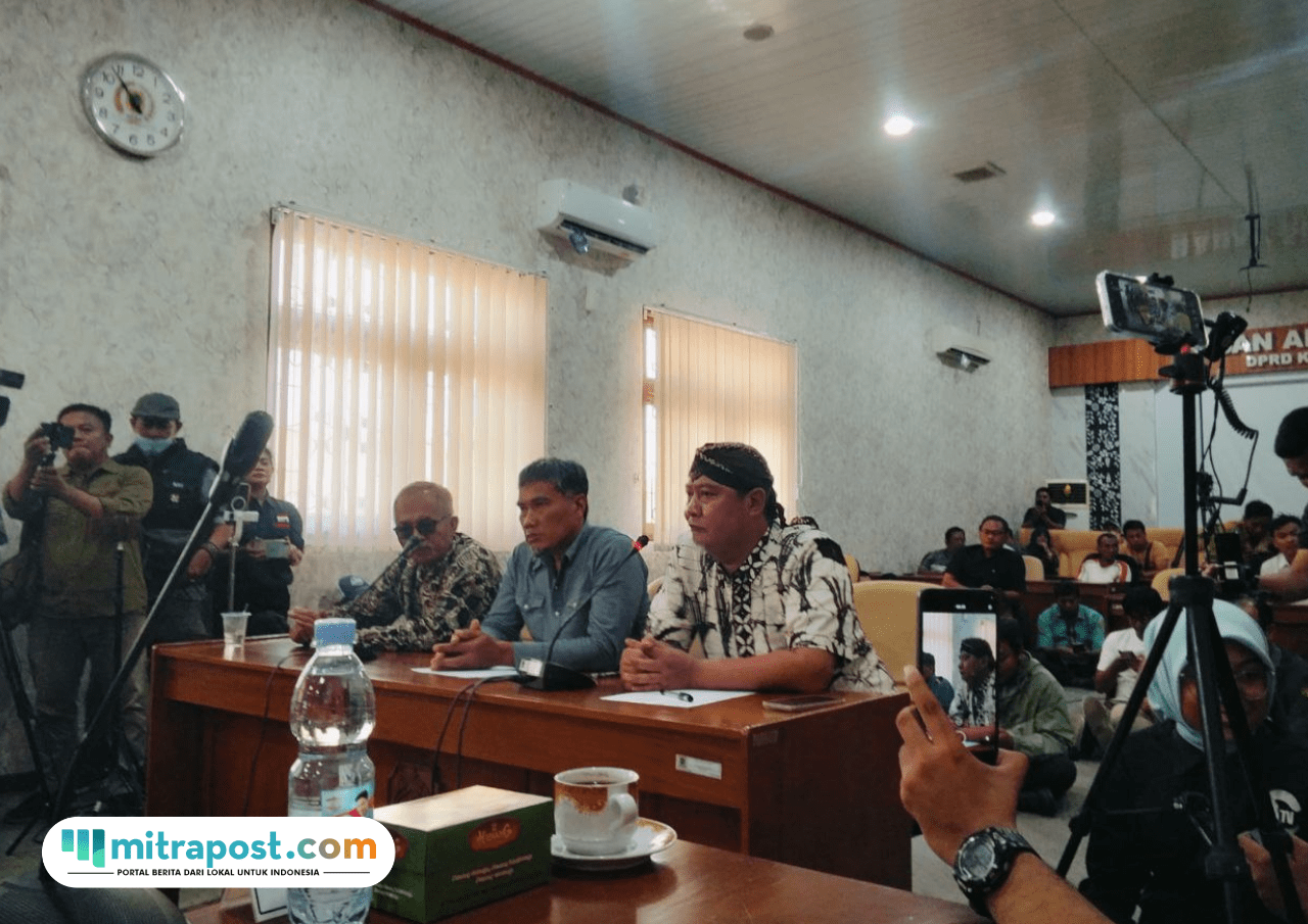 Foto : Kepala Desa di Pati tengah dimintai keterangan di rapat Pansus Hak Angket Pemakzulan Bupati Pati oleh DPRD Kabupaten Pati, Kamis (28/08/2025). (Sumber. Mitrapost.com/ Ilham)