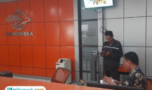 Foto: Petugas Loket Kantor Pos Pati, Ikmal Nizam (Mitrapost.com/ Kafi)