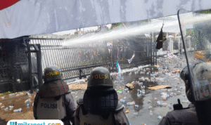 Foto: Suasana demo di Pati memanas (Mitrapost.com/ Kafi)
