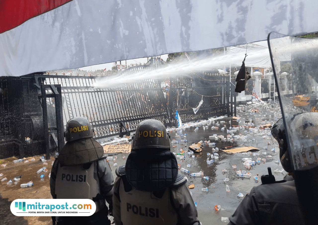 Foto: Suasana demo di Pati memanas (Mitrapost.com/ Kafi)