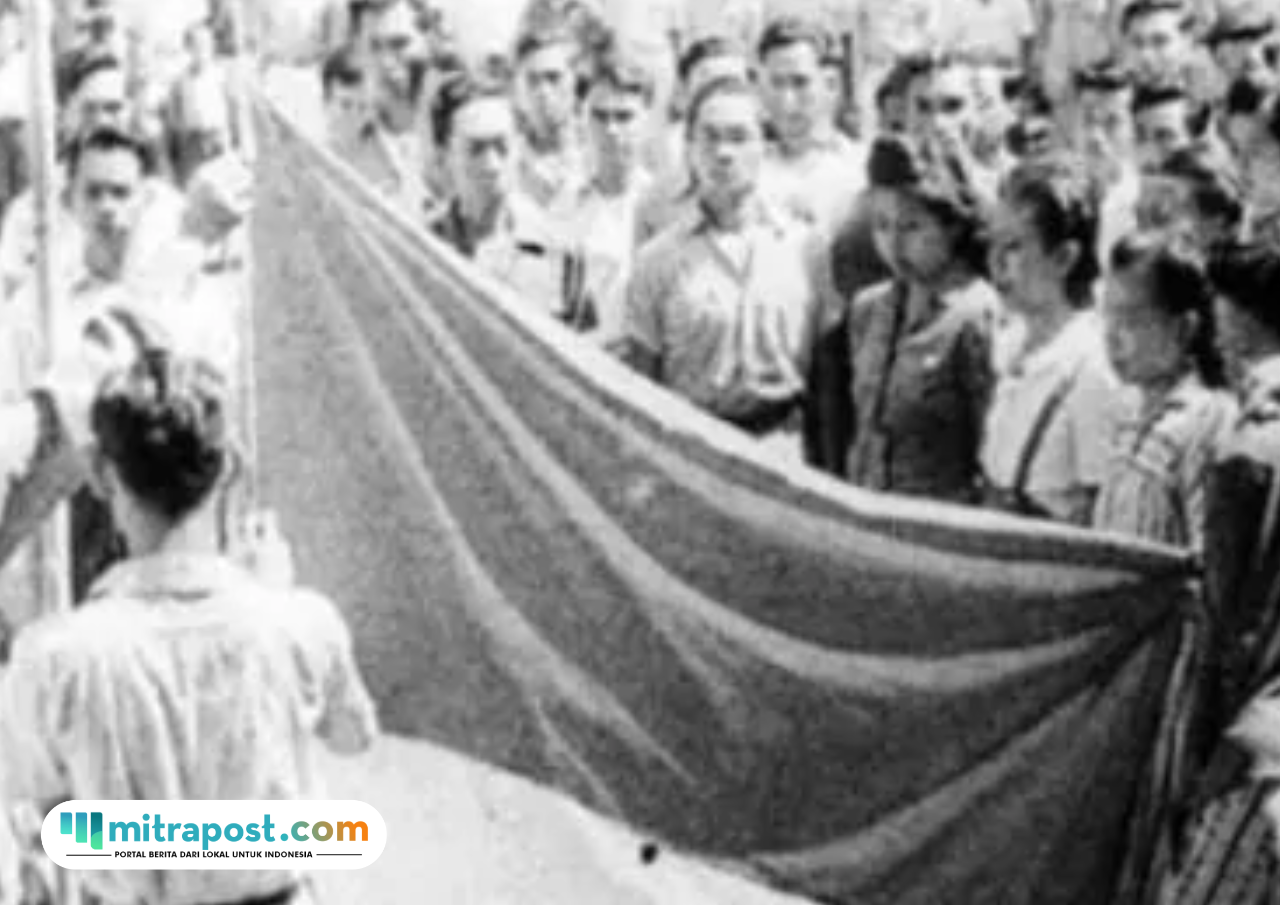 Foto: Pengibaran Bendera Merah Putih Pertama (sumber: Bendera Indonesia)