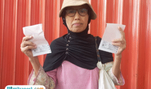 Foto: Salah satu warga, Nana Bakri (65) asal Pati Kota memperlihatkan bukti berupa resi pengiriman surat ke KPK (Mitrapost.com/ Kafi)