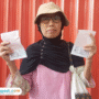 Foto: Salah satu warga, Nana Bakri (65) asal Pati Kota memperlihatkan bukti berupa resi pengiriman surat ke KPK (Mitrapost.com/ Kafi)