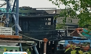 Foto : Kondisi kapal yang terbakar. (Dok. Damkar Kabupaten Pati)