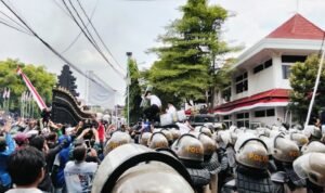 Foto : Bupati Pati Sudewo dilempari air mineral di halaman kantor Bupati dengan pengawalan ketat oleh kepolisian, Rabu (13/08/2025). (Sumber. Mitrapoat.com/ Ilham)