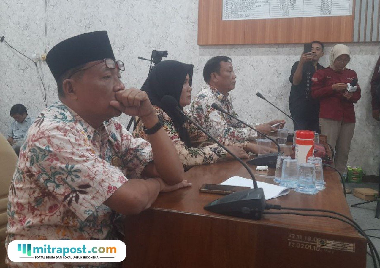 Foto: Ketua Pasopati Pati, Pandoyo (kiri) saat memenuhi undangan Panitia Khusus (Pansus) Hak Angket DPRD Kabupaten Pati di ruang Badan Anggaran (Banggar) DPRD Pati pada Selasa (19/8/2025) (Mitrapost.com/ Kafi)