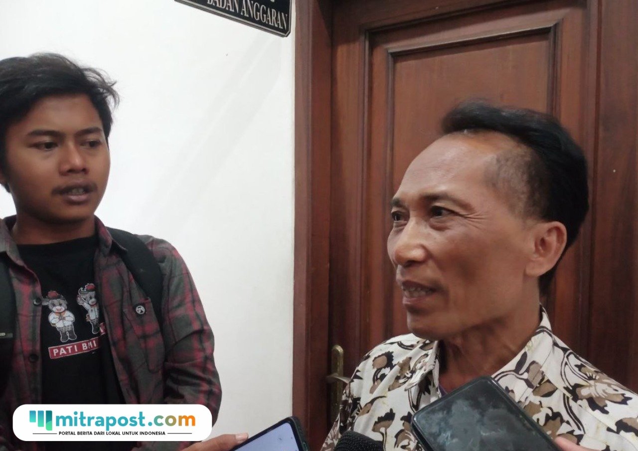 Foto: Perangkat Desa Jembulwunut, Kecamatan Gunungwungkal, Kabupaten Pati, Suyadi alias Cuk saat diwawancara oleh awak media (Mitrapost.com/ Kafi)