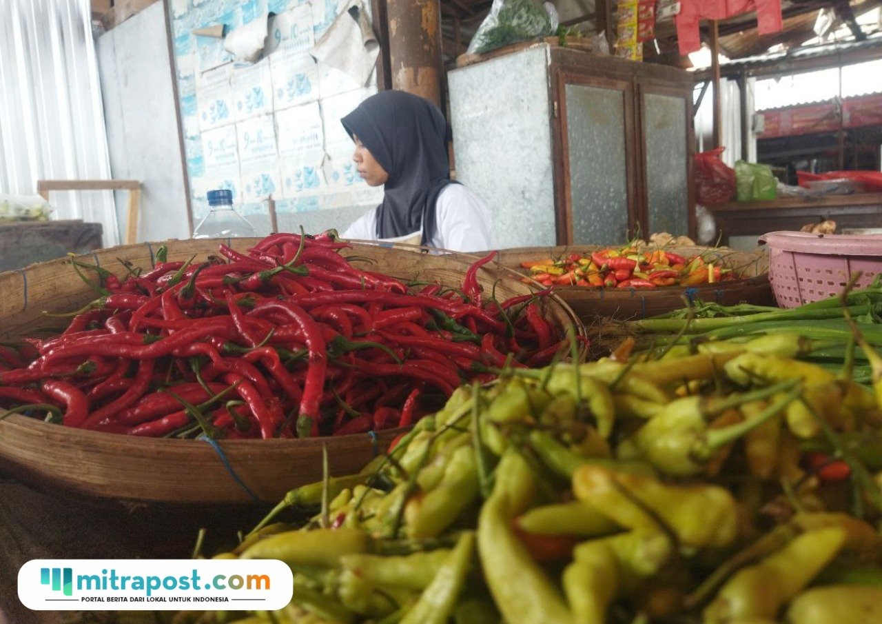 Foto: pedagang cabai di pasar puri beberapa waktu lalu (Mitrapost.com/ Ilham)
