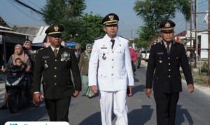 Foto: Plt Kepala Satpol PP Kabupaten Pati, Tri Wijanarko (tengah) saat upacara Hari Kemerdekaan Republik Indonesia ke-80 (Mitrapost.com/ Kec Kayen)