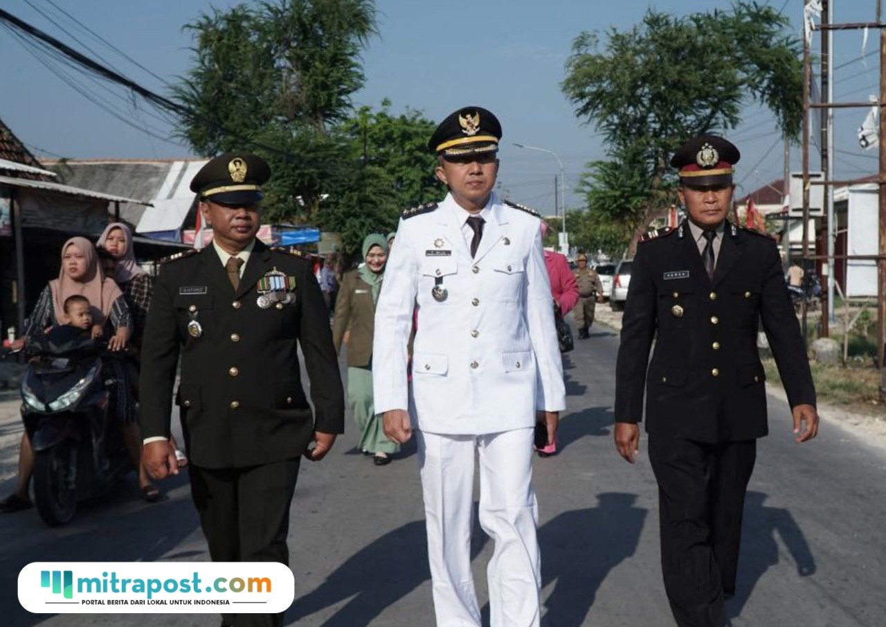 Foto: Plt Kepala Satpol PP Kabupaten Pati, Tri Wijanarko (tengah) saat upacara Hari Kemerdekaan Republik Indonesia ke-80 (Mitrapost.com/ Kec Kayen)