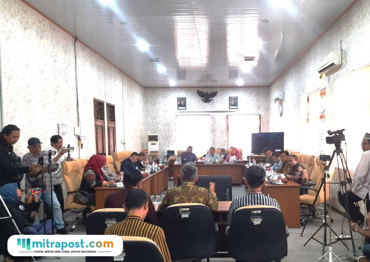 Foto: Panitia Khusus (Pansus) Pemakzulan Bupati Pati Sudewo saat meminta keterangan sejumlah pihak (Mitrapost.com/ Kafi)