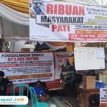 Foto: posko masyarakat pati bersatu di depan Kantor Bupati Pati (Mitrapost.com/ Kafi)