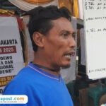 Foto: salah satu koordinator Masyarakat Pati Bersatu (MPB), Teguh Istianto saat diwawancara oleh awak media (Mitrapost.com/ Kafi)
