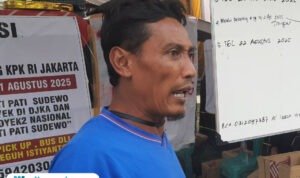 Foto: salah satu koordinator Masyarakat Pati Bersatu (MPB), Teguh Istianto saat diwawancara oleh awak media (Mitrapost.com/ Kafi)