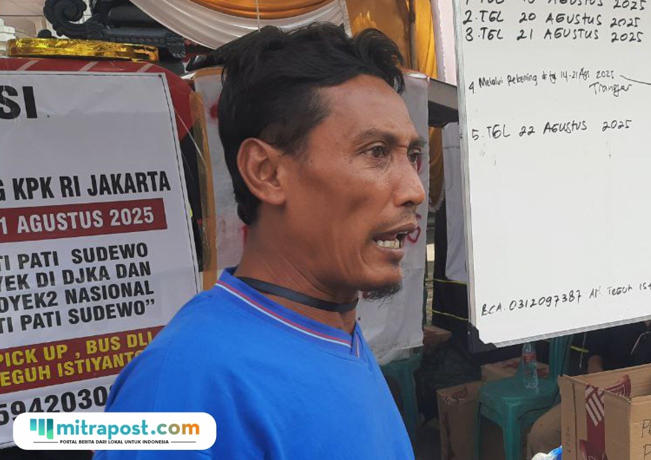 Foto: salah satu koordinator Masyarakat Pati Bersatu (MPB), Teguh Istianto saat diwawancara oleh awak media (Mitrapost.com/ Kafi)