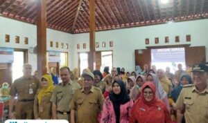 Foto: Kabid Yankes Dinkes Pati, Anggia Widiari saat mendampingi Ketua TP PKK Pati, Atik Sudewo saat melakukan peninjauan program Speling di Pati (Mitrapost.com/ dok pribadi)
