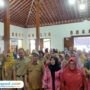 Foto: Kabid Yankes Dinkes Pati, Anggia Widiari saat mendampingi Ketua TP PKK Pati, Atik Sudewo saat melakukan peninjauan program Speling di Pati (Mitrapost.com/ dok pribadi)