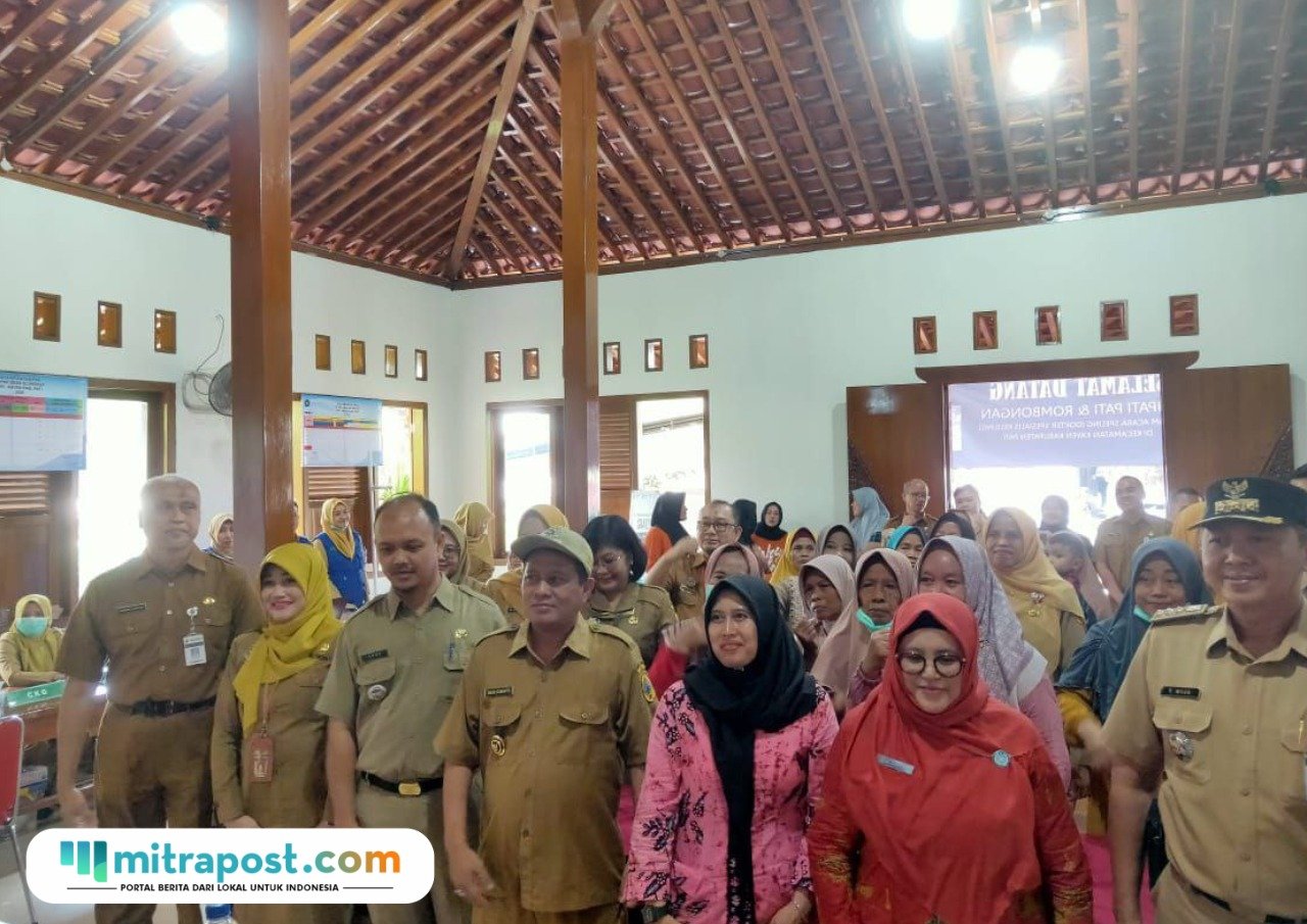 Foto: Kabid Yankes Dinkes Pati, Anggia Widiari saat mendampingi Ketua TP PKK Pati, Atik Sudewo saat melakukan peninjauan program Speling di Pati (Mitrapost.com/ dok pribadi)