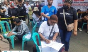 Foto: masyarakat Pati membuat surat untuk dikirim ke KPK melalui kantor pos di depan Posko Masyarakat Pati Bersatu (Mitrapost.com/ Kafi)