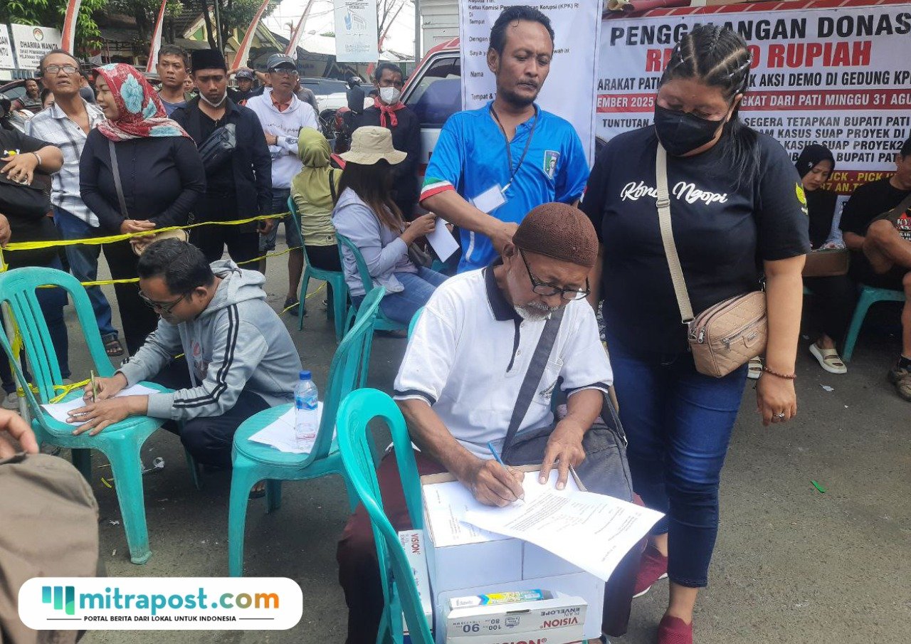 Foto: masyarakat Pati membuat surat untuk dikirim ke KPK melalui kantor pos di depan Posko Masyarakat Pati Bersatu (Mitrapost.com/ Kafi)