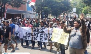 Foto: Warga Pati menggelar aksi damai dengan berjalan kaki menuju Kantor Pos di Jalan Jenderal Sudirman, Pati, pada Senin (25/8/2025) /kafi
