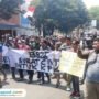 Foto: Warga Pati menggelar aksi damai dengan berjalan kaki menuju Kantor Pos di Jalan Jenderal Sudirman, Pati, pada Senin (25/8/2025) /kafi