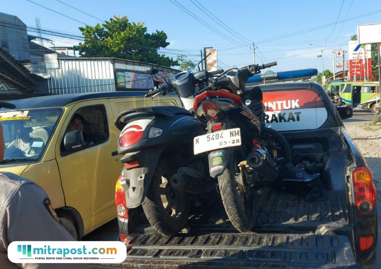 Foto : Dua kendaraan diangkut mobil polisi karena terlibat kecelakaan lalu lintas di Jalan Pati-Kayen turut Desa Jatiroto, Selasa (26/08/2025). (Dok. Satlantas Polresta Pati)