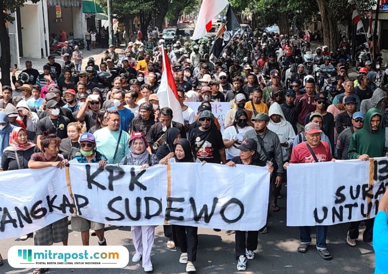 Foto: aksi long march masyarakat Pati ke Kantor Pos untuk mengirim surat mendesak agar KPK segera memproses hukum terhadap Bupati Pati Sudewo (Mitrapost.com/ Kafi)