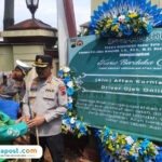 Foto: Kapolresta Pati Kombes Pol Jaka Wahyudi saat menyerahkan karangan buka untuk almarhum Affan Kurniawan kepada komunitas ojol Pati (Mitrapost.com/ Kafi)