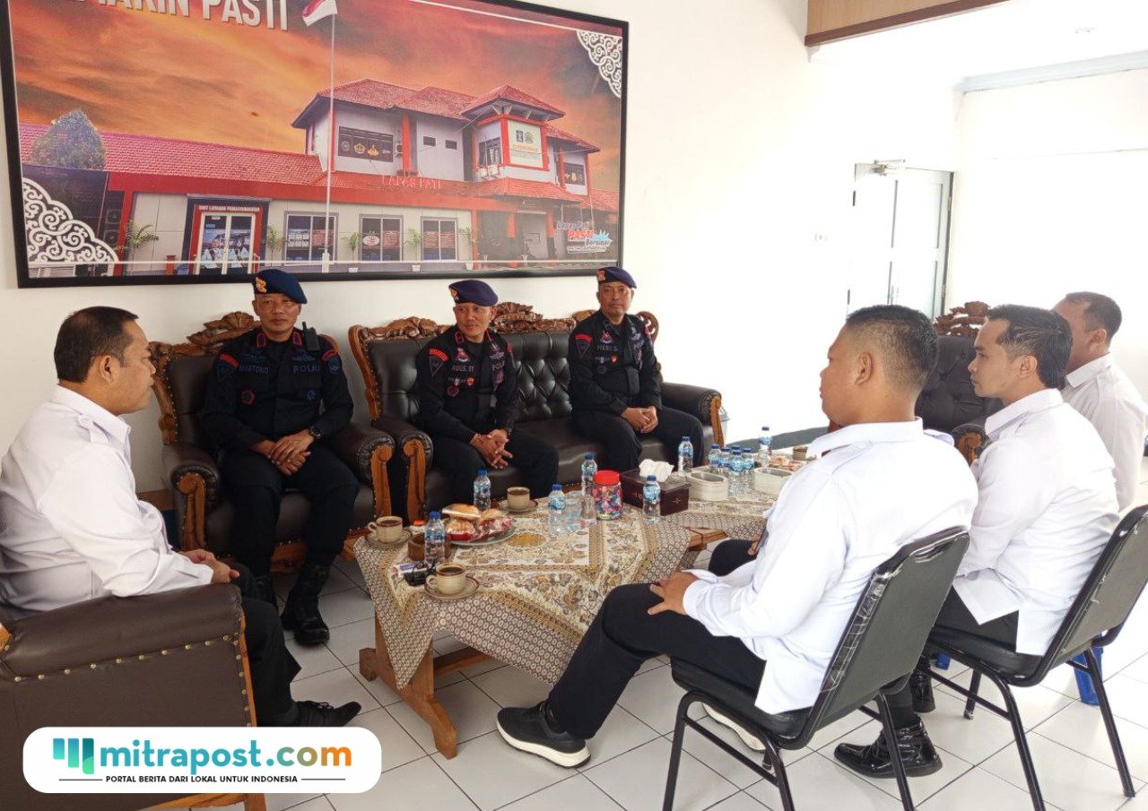 Foto: Komandan Kompi (Danki) Brimob Pati, AKP Martono dan jajarannya saat berkunjung dan bertemu dengan pihak Lapas Kelas IIB (Mitrapost.com/ Kafi)