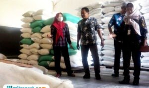 Foto : Tampungan beras di penggilingan yang ada di Kabupaten Pati, belum lama ini. (Sumber. Mitrapost.com/ Ilham)