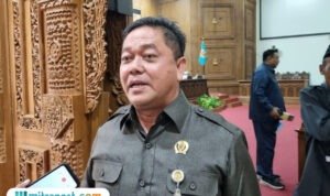 Foto: Ketua DPRD Kabupaten Pati, Ali Badrudin saat diwawancara oleh awak media beberapa hari lalu (Mitrapost.com/ Kafi)