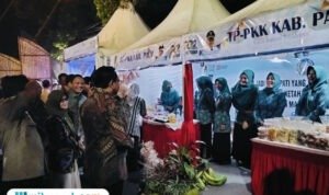 Foto : pelaku UMKM di Jalan Panglima Sudirman tengah menawarkan produk usahanya, Jum'at (08/08/2025). (Sumber. Mitrapost.com/ Ilham)