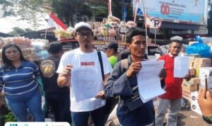 Foto: Koordinator Lapangan Donasi Aksi, Teguh Istianto (tengah) memperlihatkan surat yang akan diserahkan ke Polresta Pati soal penyampaian pendapat di muka umum (Mitrapost.com/ Kafi)