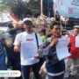 Foto: Koordinator Lapangan Donasi Aksi, Teguh Istianto (tengah) memperlihatkan surat yang akan diserahkan ke Polresta Pati soal penyampaian pendapat di muka umum (Mitrapost.com/ Kafi)