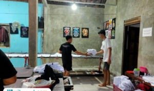 Foto: pesanan sablon kaos naik di konveksi milik Choirul Umam di Desa Pohgading, Kecamatan Gembong, Kabupaten Pati menjelang HUT RI ke-80 (Mitrapost.com/ dok pribadi)