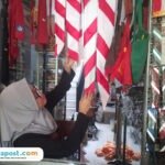 Foto: Penjual perlengkapan Pramuka di Desa Sukoharjo, Kecamatan Margorejo, Kabupaten Pati, Ahbarina Novia Rahma (24) saat menunjukkan salah satu perlengkapan pramuka (Mitrapost.com/ Kafi)