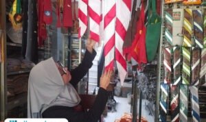 Foto: Penjual perlengkapan Pramuka di Desa Sukoharjo, Kecamatan Margorejo, Kabupaten Pati, Ahbarina Novia Rahma (24) saat menunjukkan salah satu perlengkapan pramuka (Mitrapost.com/ Kafi)