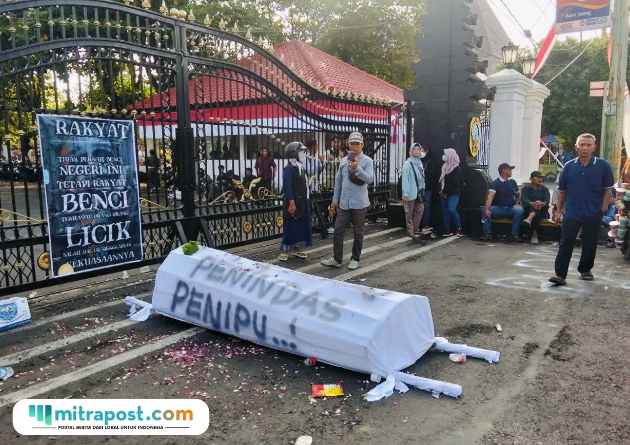 Foto : Kondisi pagi ini di depan kantor Bupati Pati, Rabu (13/08/2025). (Sumber. Mitrapost.com/ Ilham)