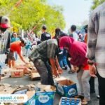 Foto : Pembagian sbak untuk massa aksi yang datang di depan Kantor Bupati Pati, Rabu (13/08/2025). (Sumber. Mitrapost.com/ Ilham)
