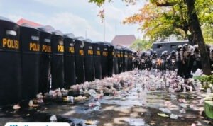 Foto : Situasi di halaman Kantor Bupati Pati, Rabu (13/08/2025) siang. (Sumber. Mitrapost.com/ Ilham)