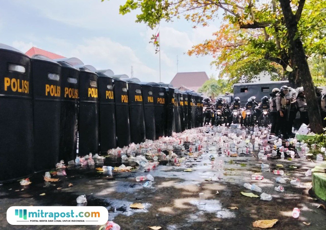 Foto : Situasi di halaman Kantor Bupati Pati, Rabu (13/08/2025) siang. (Sumber. Mitrapost.com/ Ilham)