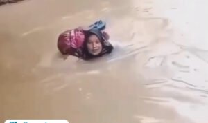 Bidan di Sumbar sebrangi sungai (Sumber: tangkap layar medsos)